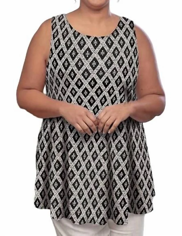 Printed Sleeveless Swing Tank Top - Plus In Black And WhiteWindproof jacket